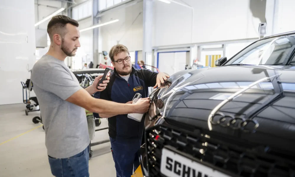 Qualitätskontrolle von Martin Schwarz, Inhaber der Schwarz KG am Ende der Unfall-Reparatur